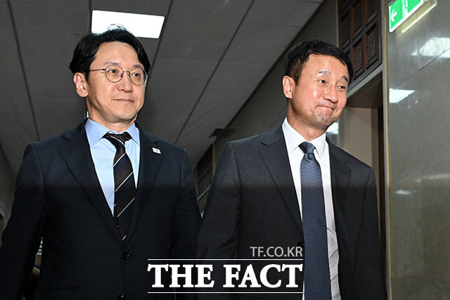 정점식 국민의힘 원내대표와 한병도 더불어민주당 원내대표(왼쪽에서 두 번째부터)가 30일 오후 서울 여의도 국회에서 국회의장 주재로 회동을 마친 후 운영위원장실로 향하고 있다. /국회=서예원 기자