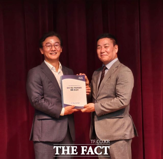 차재권(사진 오른쪽) 인수위원장이 30일 해단식에서 정책 제안집을 전재수 부산시장 당선인에게 전달하고 있다. /손연우 기자