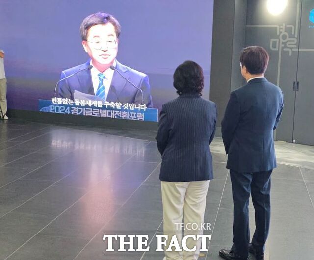 김동연 경기도지사가 30일 도청 로비 1층에서 4년 동안의 도정 영상을 바라보고 있다. /이승호 기자