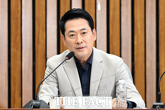 장동혁 국민의힘 대표(가운데)를 비롯한 참석자들이 30일 오후 서울 여의도 국회에서 열린 부정·무능 선관위 해체 수준의 쇄신 및 재선거 촉구를 위한 6·3 참정권 박탈 사태 청년·대학생 시국 대토론회에서 기념 촬영을 하고 있다. /국회=서예원 기자