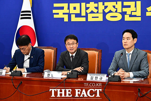 더불어민주당이 30일 본회의에서 후반기 원구성을 예정대로 추진하겠다고 밝히는 한편, 선관위 투표용지 부족 사태와 관련한 특검 추진 의지도 재확인했다. 사진은 한병도 민주당 원내대표. /국회=배정한 기자
