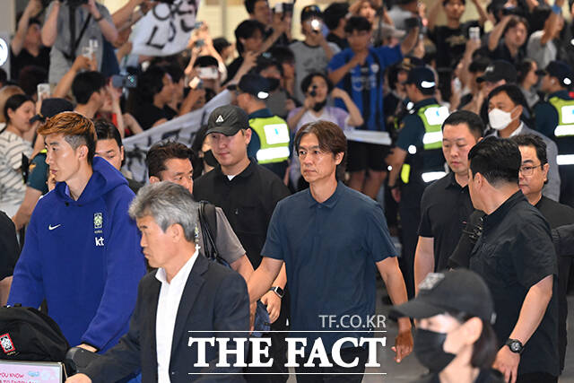 이른 아침부터 입국장을 찾은 축구팬들은 귀국하는 홍명보 전 감독을 향해 