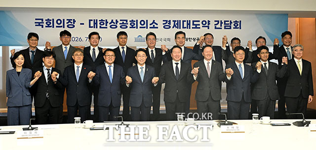 조정식 국회의장(왼쪽)이 1일 오전 서울 중구 대한상공회의소에서 열린 ‘국회의장-대한상공회의소 경제대도약 간담회’에 참석해 인사말을 하고 있다. /서예원 기자