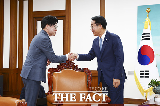 김정관 산업통상부 장관(왼쪽)과 대화 나누는 조정식 국회의장.