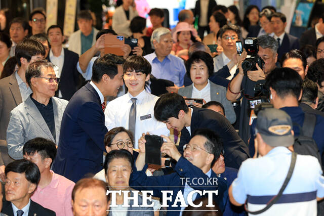 사상 첫 5선 서울시장에 오른 오세훈 시장이 1일 서울 중구 서울시청에서 열린 '제40대 서울특별시장 취임행사'에서 시민들과 인사하고 있다. /이새롬 기자
