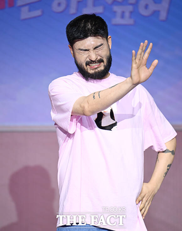 가수 카더가든이 1일 오전 서울 마포구 호텔 나루 서울 엠갤러리에서 열린 넷플릭스 새 예능 '모솔연애2' 제작발표회에 참석해 포즈를 취하고 있다. /박헌우 기자