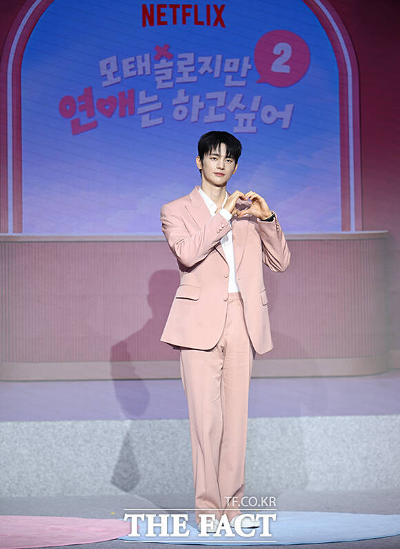 가수 서인국이 1일 오전 서울 마포구 호텔 나루 서울 엠갤러리에서 열린 넷플릭스 새 예능 '모솔연애2' 제작발표회에 참석해 포즈를 취하고 있다. /박헌우 기자