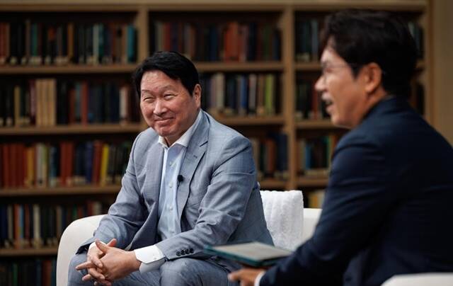 최태원 SK그룹 회장 겸 한국고등교육재단 이사장이 지난달 22일 서울 강남구 한국고등교육재단 컨퍼런스홀에서 미래 인재상을 주제로 재단 장학생들과 대화를 나누고 있다. /한국고등교육재단