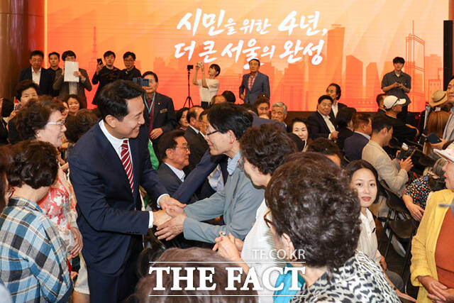 사상 첫 5선 서울시장에 오른 오세훈 시장이 1일 서울 중구 서울시청에서 열린 '제40대 서울특별시장 취임행사'에서 시민들과 인사하고 있다. /이새롬 기자