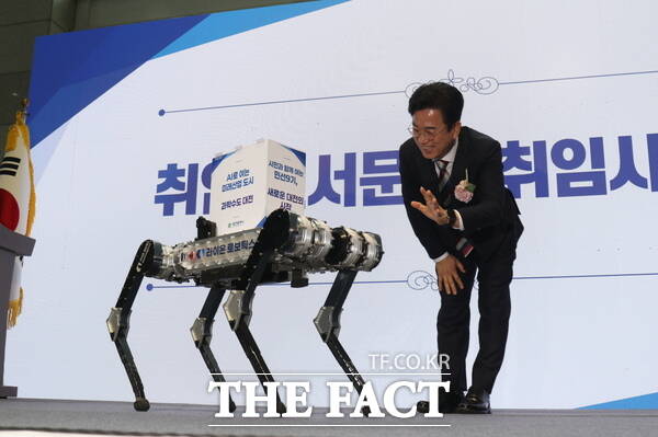 제14대 허태정 대전시장 취임식이 1일 오전 대전시청 2층 로비에서 개최된 가운데 허 시장이 사족보행로봇 '라이보'에게 인사를 하고 있다. /정예준 기자