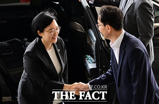 한성숙 신임 국무총리가 1일 오전 서울 종로구 정부서울청사 첫 출근길에서 도어스태핑을 마친 뒤 집무실로 이동하고 있다. /임영무 기자