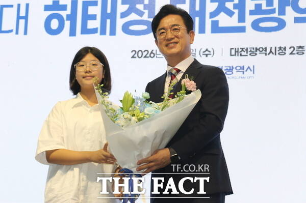 제14대 허태정 대전시장 취임식이 1일 오전 대전시청 2층 로비에서 개최된 가운데 허 시장이 취임 축하 꽃다발을 전달받고 있다. /정예준 기자