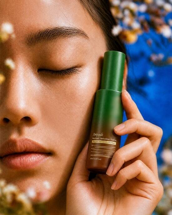 가수 백호가 브랜드 모델로 활동 중인 프리미엄 비건 K-스킨케어 브랜드 Vegan J.(비건 제이)가 해외 시장 진출에 이어 국내 프리미엄 유통 채널 공략에 속도를 낸다. 브랜드 모델 백호의 친필 사인 폴라로이드 사진을 증정하는 추첨 이벤트도 마련된다. /Vegan J.