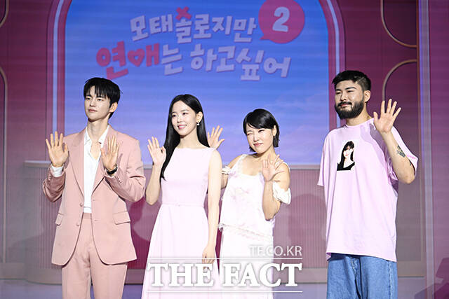 가수 서인국과 배우 강한나, 개그우먼 이은지, 가수 카더가든(왼쪽부터)이 1일 오전 서울 마포구 호텔 나루 서울 엠갤러리에서 열린 넷플릭스 새 예능 '모솔연애2' 제작발표회에 참석해 포즈를 취하고 있다. /박헌우 기자