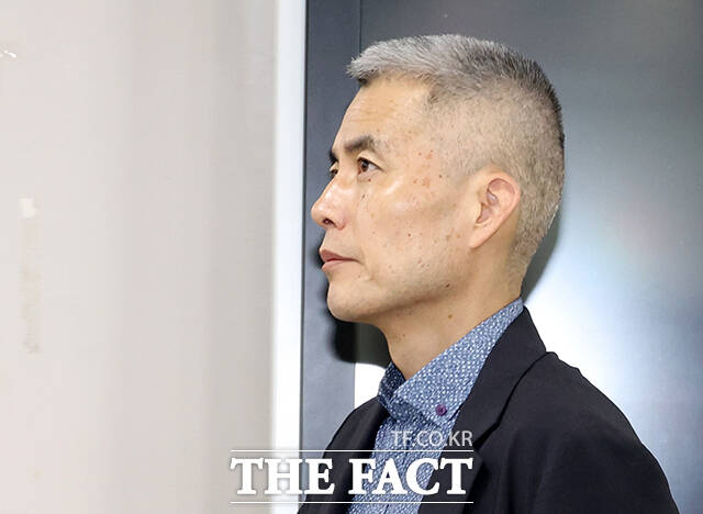 채 상병 순직 사건 수사외압 의혹과 관련해 모해위증 혐의를 받는 김화동 해병대2사단 1여단장(대령)이 1일 서울 서초구 서울중앙지법에서 열린 1차공판에 출석하고 있다. /남윤호 기자