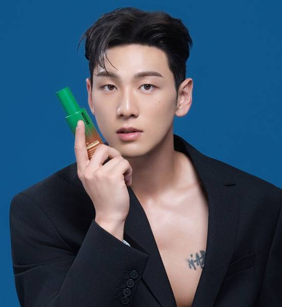 가수 백호가 브랜드 모델로 활동 중인 프리미엄 비건 K-스킨케어 브랜드 Vegan J.(비건 제이)가 해외 시장 진출에 이어 국내 프리미엄 유통 채널 공략에 속도를 낸다. 브랜드 모델 백호의 친필 사인 폴라로이드 사진을 증정하는 추첨 이벤트도 마련된다. /Vegan J.