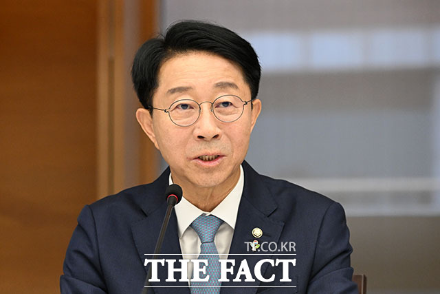 조정식 국회의장(왼쪽)이 1일 오전 서울 중구 대한상공회의소에서 열린 ‘국회의장-대한상공회의소 경제대도약 간담회’에 참석해 인사말을 하고 있다. /서예원 기자
