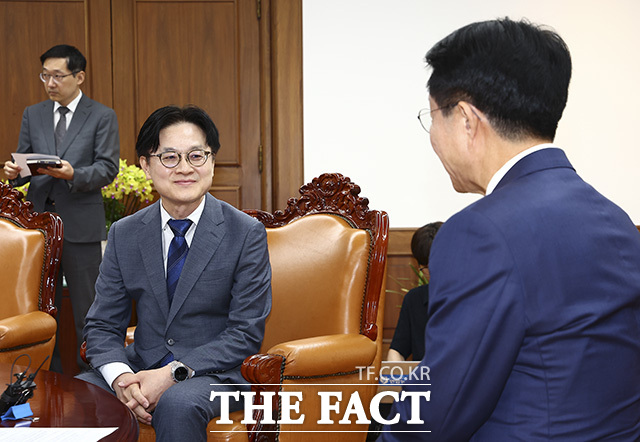 김정관 산업통상부 장관(왼쪽)과 대화 나누는 조정식 국회의장.
