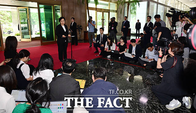 한성숙 신임 국무총리가 1일 오전 서울 종로구 정부서울청사 첫 출근길에서 도어스태핑을 마친 뒤 집무실로 이동하고 있다. /임영무 기자