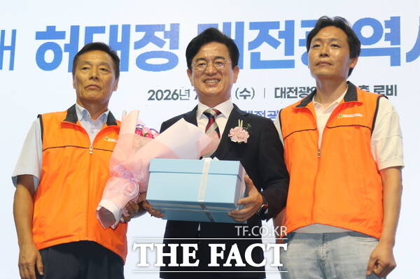 제14대 허태정 대전시장 취임식이 1일 오전 대전시청 2층 로비에서 개최된 가운데 허 시장이 대전시청공무원노조로부터 꽃다발과 취임 선물을 받고 있다. /정예준 기자