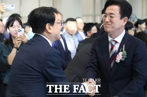 1일 대전시청 2층 로비에서 열린 제14대 허태정 대전시장 취임식에서 허태정 대전시장과 제12대 대전시교육감으로 취임하게 된 오석진 대전시교육감(오른쪽)이 인사를 나누고 있다. /정예준 기자