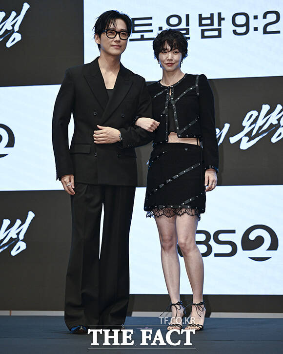 남궁민과 이설이 포스터의 포즈를 재현하고 있다.