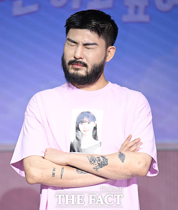 가수 카더가든이 1일 오전 서울 마포구 호텔 나루 서울 엠갤러리에서 열린 넷플릭스 새 예능 '모솔연애2' 제작발표회에 참석해 포즈를 취하고 있다. /박헌우 기자