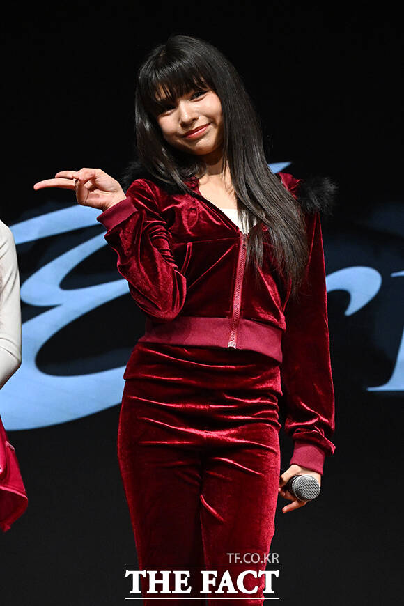 포즈 취하는 이리즈 리타.