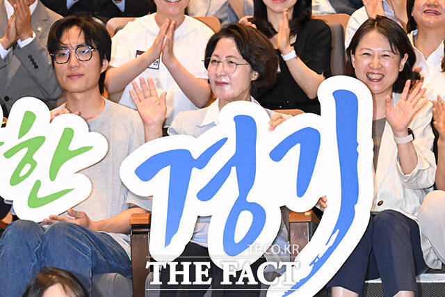추미애 경기도지사가 1일 오전 경기 수원시 영통구 경기도청에서 열린 제37대 경기도지사 취임식에서 취임 선서를 하고 있다. /수원=김성렬 기자
