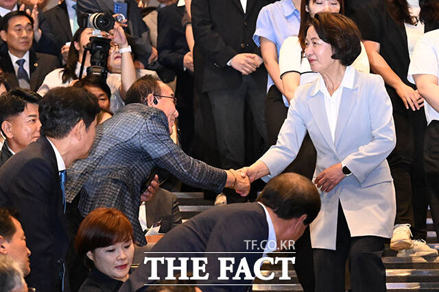 추미애 경기도지사가 1일 오전 경기 수원시 영통구 경기도청에서 열린 제37대 경기도지사 취임식에서 취임 선서를 하고 있다. /수원=김성렬 기자