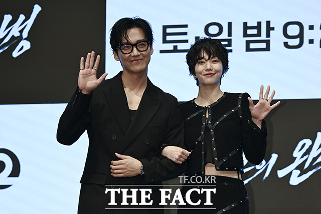 배우 남궁민(왼쪽)과 이설이 1일 오후 서울 구로구 신도림 더 세인트 그랜드볼룸 홀에서 열린 KBS 토일 미니시리즈 '결혼의 완성' 제작발표회에 참석해 포즈를 취하고 있다. /송호영 기자
