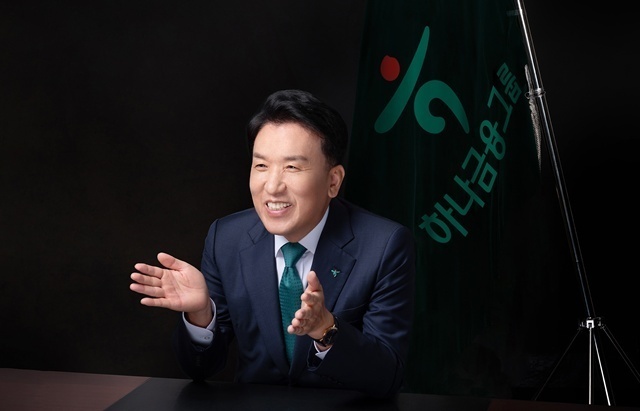 하나금융그룹이 인천 청라국제도시 그룹 헤드쿼터(HQ) 이전을 계기로 데이터·정보기술(IT) 운영과 임직원 교육, 지주 및 계열사의 경영·사업 기능을 한 권역에 묶는다. 사진은 함영주 하나금융그룹 회장. /하나금융그룹