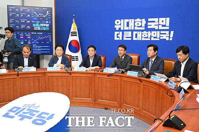 최고위원회의에서 발언하는 한병도 더불어민주당 당대표 직무대행 겸 원내대표.
