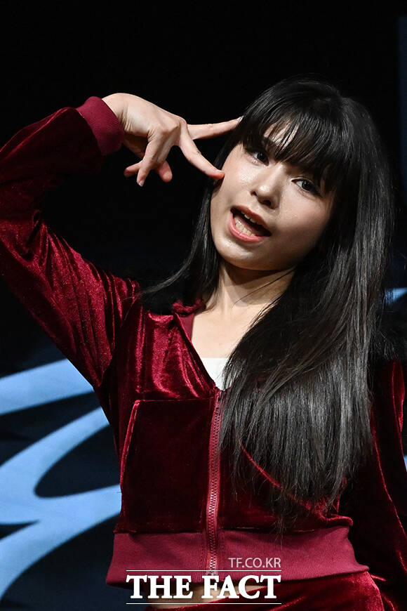 브이 포즈 취하는 리타.