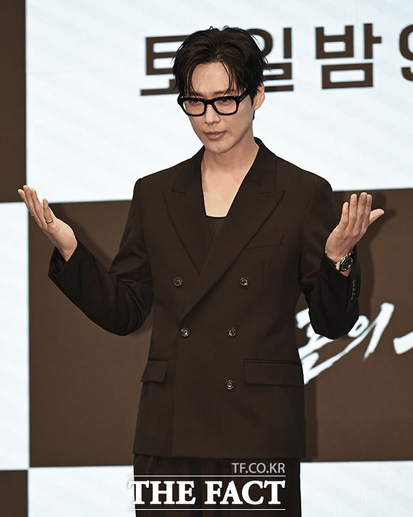남궁민과 이설이 포스터의 포즈를 재현하고 있다.