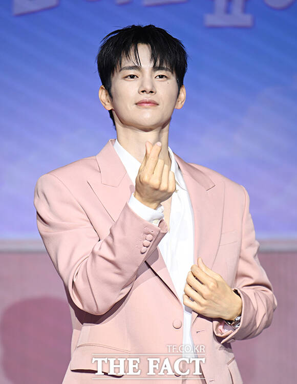 가수 서인국이 1일 오전 서울 마포구 호텔 나루 서울 엠갤러리에서 열린 넷플릭스 새 예능 '모솔연애2' 제작발표회에 참석해 포즈를 취하고 있다. /박헌우 기자