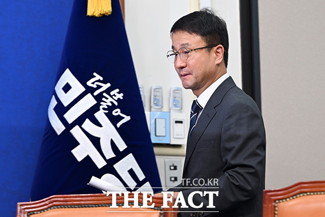 최고위원회의에서 발언하는 한병도 더불어민주당 당대표 직무대행 겸 원내대표.