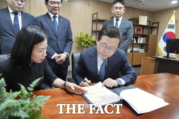 장기수 천안시장이 1일 취임 1호 안건인 '공공시설 365일 운영서비스 구축 계획'을 결재하고 있다. /천안시