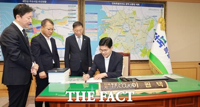 1일 전주시 완산구 효자동3가 전북도청 집무실에서 이원택 전북도지사가 민선9기 1호 결재를 하고 있다. /전북도