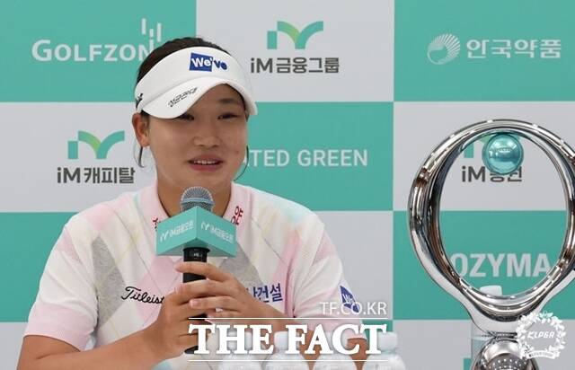 김민솔이 지난 4월 경북 구미 골프존카운티 선산에서 열린 iM 금융 오픈 최종라운드에서 시즌 첫 승우승을 차지한 뒤 인터뷰를 하고 있다./KLPGA
