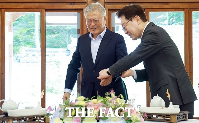 두 전·현직 대통령의 만남은 민주당 전대가 임박한 시점에서 이뤄지면서 여권의 큰 주목을 받았다. 민주당 차기 지도부를 선출하는 전대가 임박하면서 유력 후보 간 당권 경쟁도 고조되는 시점이었다. 다만 당이 배출한 전·현직 대통령의 '통합' 메시지에도 과열된 민주당 당권 경쟁이 냉각기를 맞을 수 있을진 미지수다. 사진은 이 대통령과 문 전 대통령이 1일 청와대 상춘재에서 오찬을 위해 입장하고 있는 모습. /뉴시스
