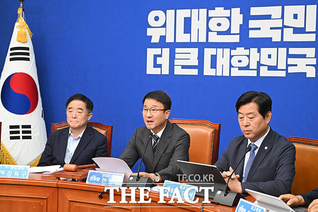 한병도 더불어민주당 당대표 직무대행 겸 원내대표(가운데)가 1일 오전 서울 여의도 국회에서 열린 최고위원회의에서 모두발언을 하고 있다. /국회=남용희 기자
