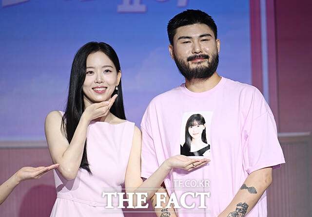 가수 서인국과 배우 강한나, 개그우먼 이은지, 가수 카더가든(왼쪽부터)이 1일 오전 서울 마포구 호텔 나루 서울 엠갤러리에서 열린 넷플릭스 새 예능 '모솔연애2' 제작발표회에 참석해 포즈를 취하고 있다. /박헌우 기자