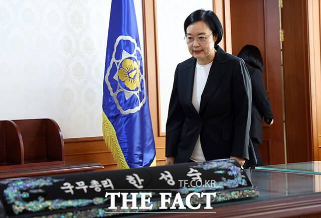 중소기업중앙회(중기중앙회)는 1일 입장문을 내고 한성숙 전 중소벤처기업부(중기부) 장관의 국무총리 임명을 환영했다. 사진은 이날 한 신임 총리가 정부서울청사에서 취임 후 첫 업무를 시작하는 모습. /임영무 기자