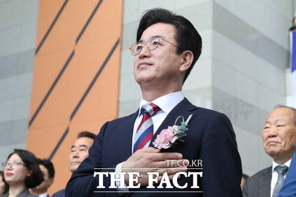 제14대 허태정 대전시장 취임식이 1일 오전 대전시청 2층 로비에서 개최된 가운데 허태정 대전시장이 국민의례를 하고 있는 모습. /정예준 기자