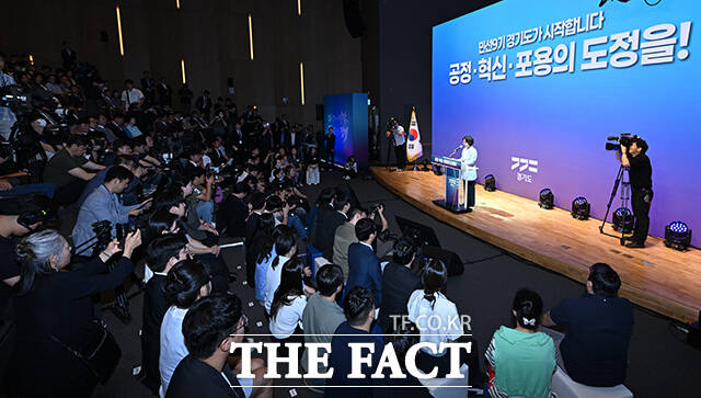 추미애 경기도지사가 1일 오전 경기 수원시 영통구 경기도청에서 열린 제37대 경기도지사 취임식에서 취임 선서를 하고 있다. /수원=김성렬 기자