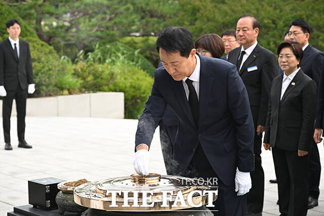 오세훈 서울시장이 민선 9기 첫날인 1일 오전 서울 동작구 국립서울현충원을 찾아 현충탑에 분향하고 있다. /박헌우 기자