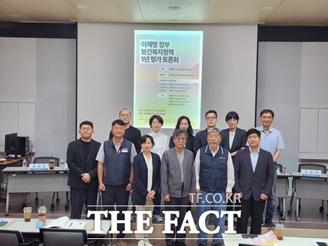한국노동조합총연맹(한국노총)과 전국민주노동조합총연맹(민주노총), 참여연대 등 노동·시민사회 단체들은 1일 오후 2시 서울 마포구 한겨레신문사 청암홀에서 ‘이재명 정부 보건복지정책 1년 평가 토론회’를 개최하고