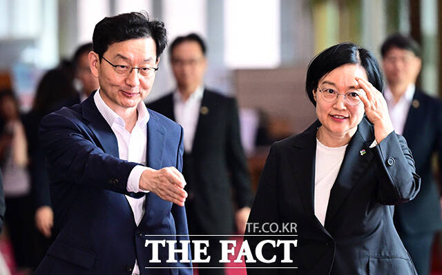 한성숙 신임 국무총리가 1일 오전 서울 종로구 정부서울청사 첫 출근길에서 도어스태핑을 마친 뒤 집무실로 이동하고 있다. /임영무 기자