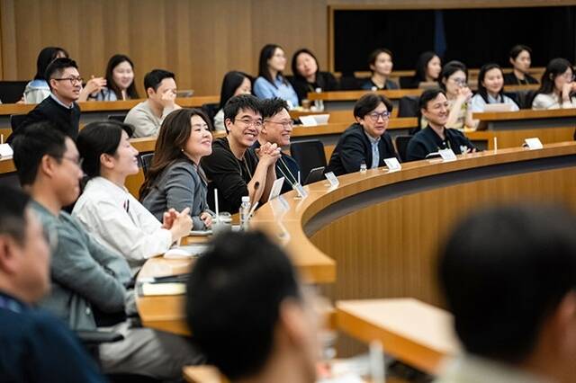 이선호 CJ그룹 미래기획그룹장과 CJ 오픈이노베이션 협의체 구성원들이 계열사 사례 발표를 듣고 있다. /CJ그룹
